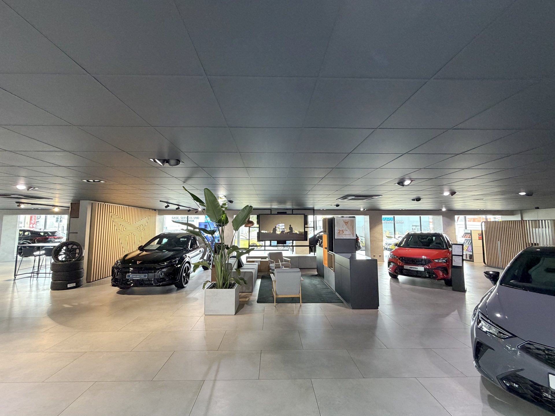 Cupra-Bereich im Auto Emotion Showroom mit Cupra Formentor und Arona zum 25-jährigen Jubiläum