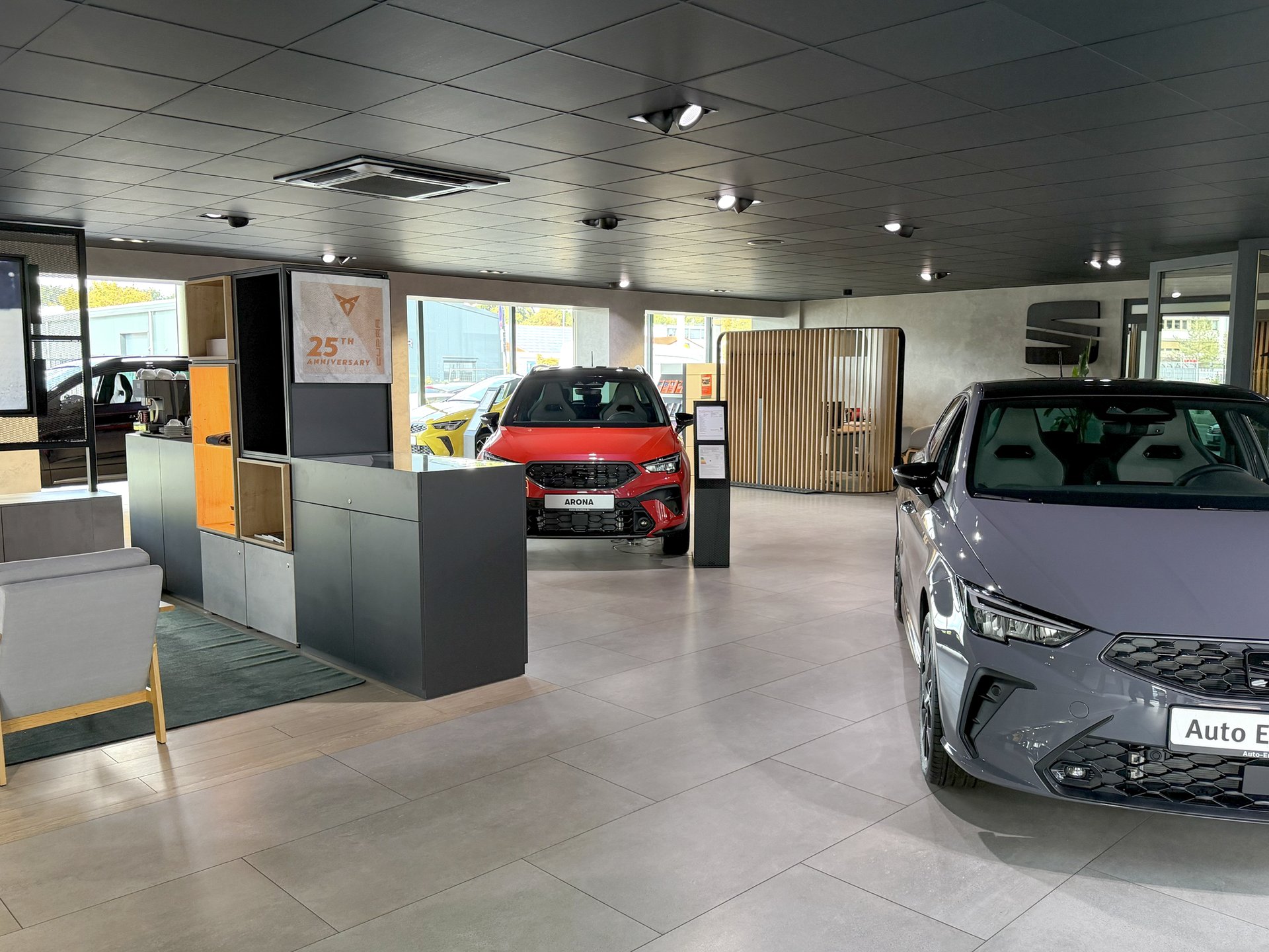 Seat-Bereich im Auto Emotion Showroom mit Seat Arona und Leon