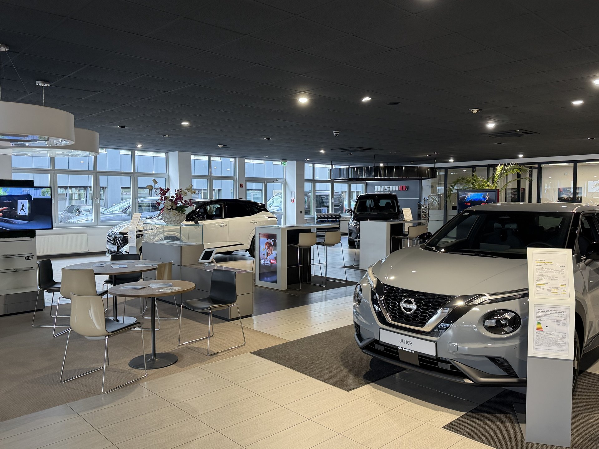 Nissan-Bereich im Auto Emotion Showroom mit Nissan Juke und Design Lab