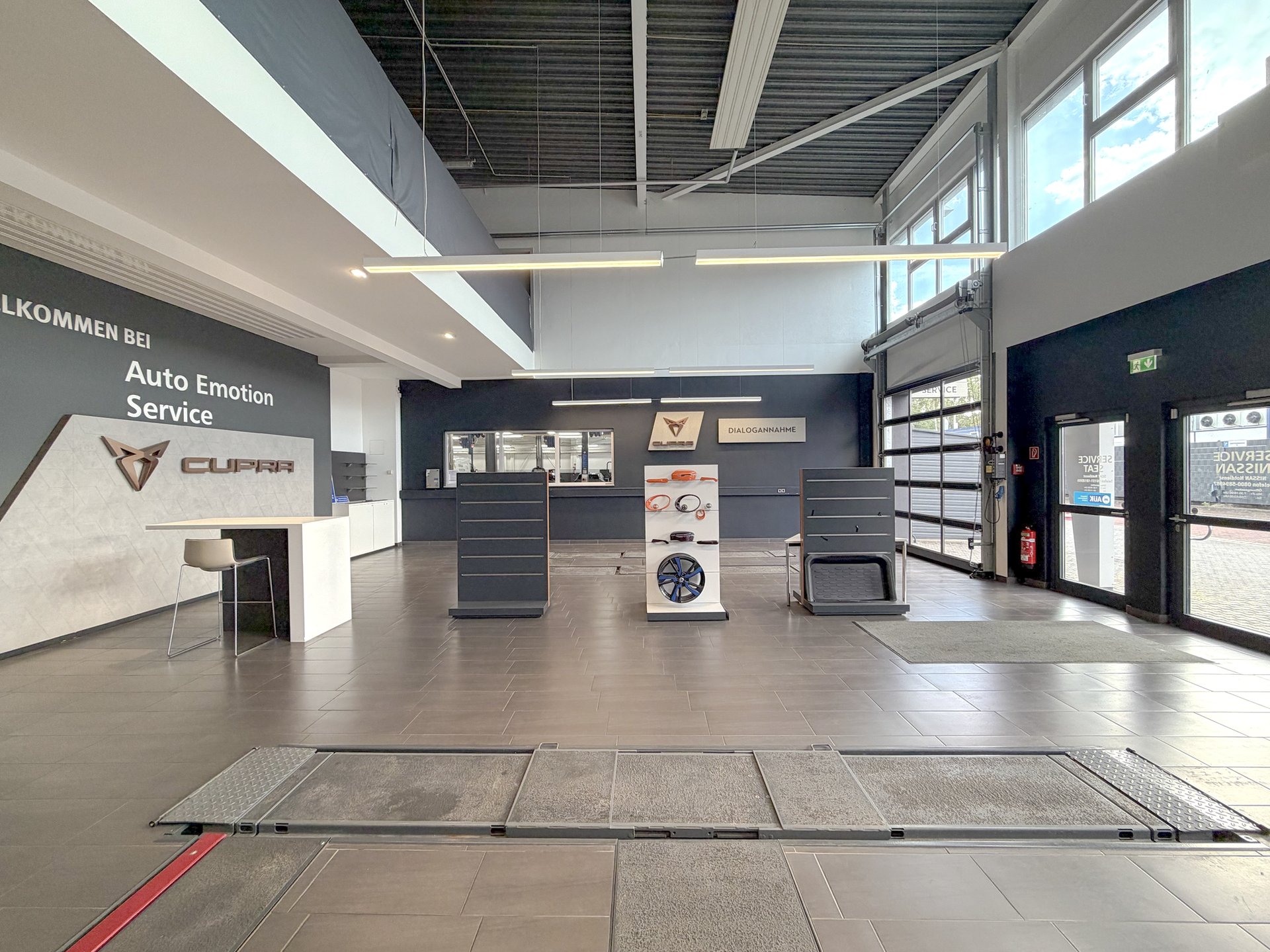 Cupra Service-Empfang mit Dialogannahme bei Auto Emotion
