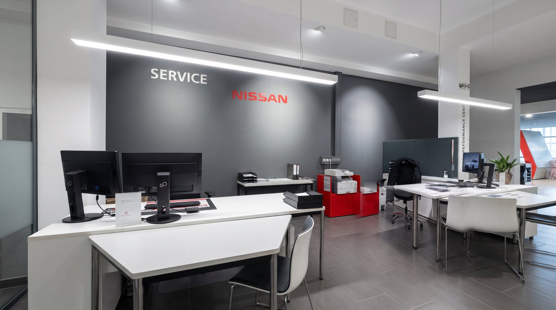 Service-Empfang mit Dialogannahme-Arbeitsplätzen für Nissan bei Auto Emotion