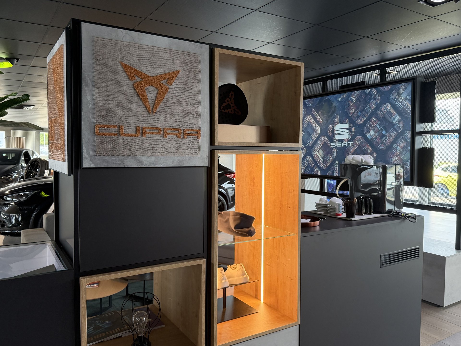 Detailansicht der Cupra-Markenwelt mit Merchandise