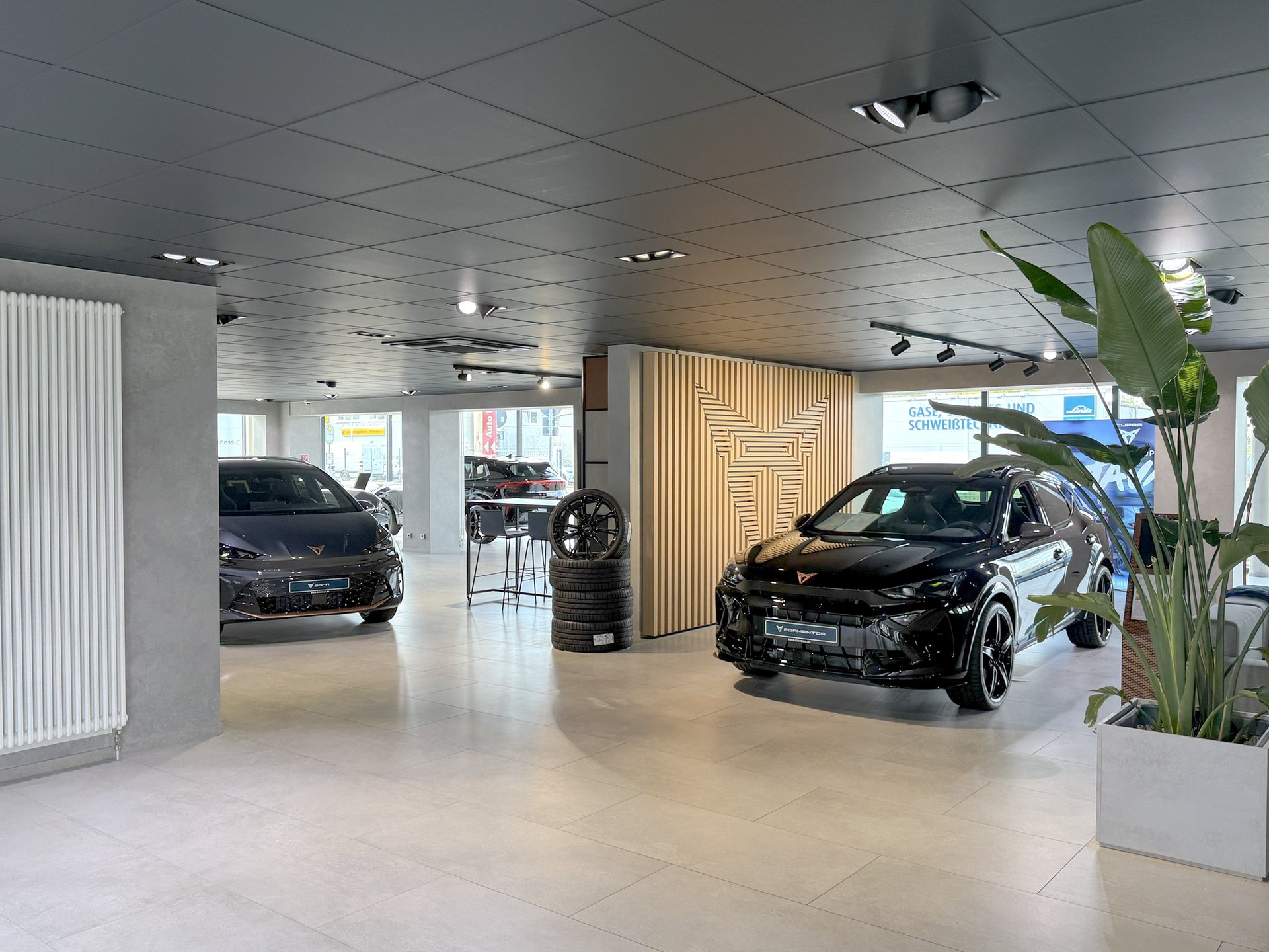 Cupra-Ausstellungsfläche mit Formentor und Born vor der beleuchteten V-Wand