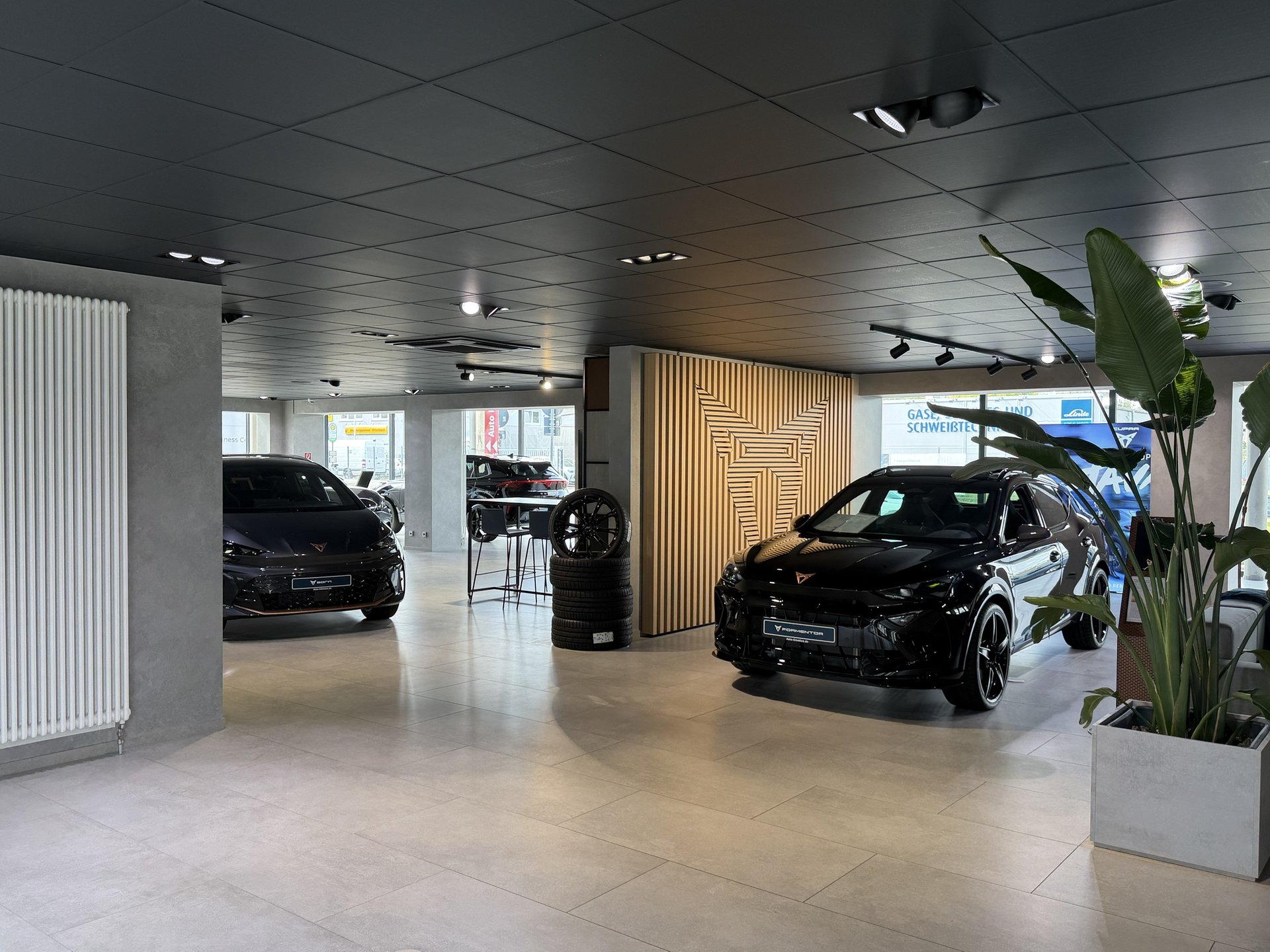 Cupra Formentor und Cupra Born nebeneinander auf der Verkaufsfläche