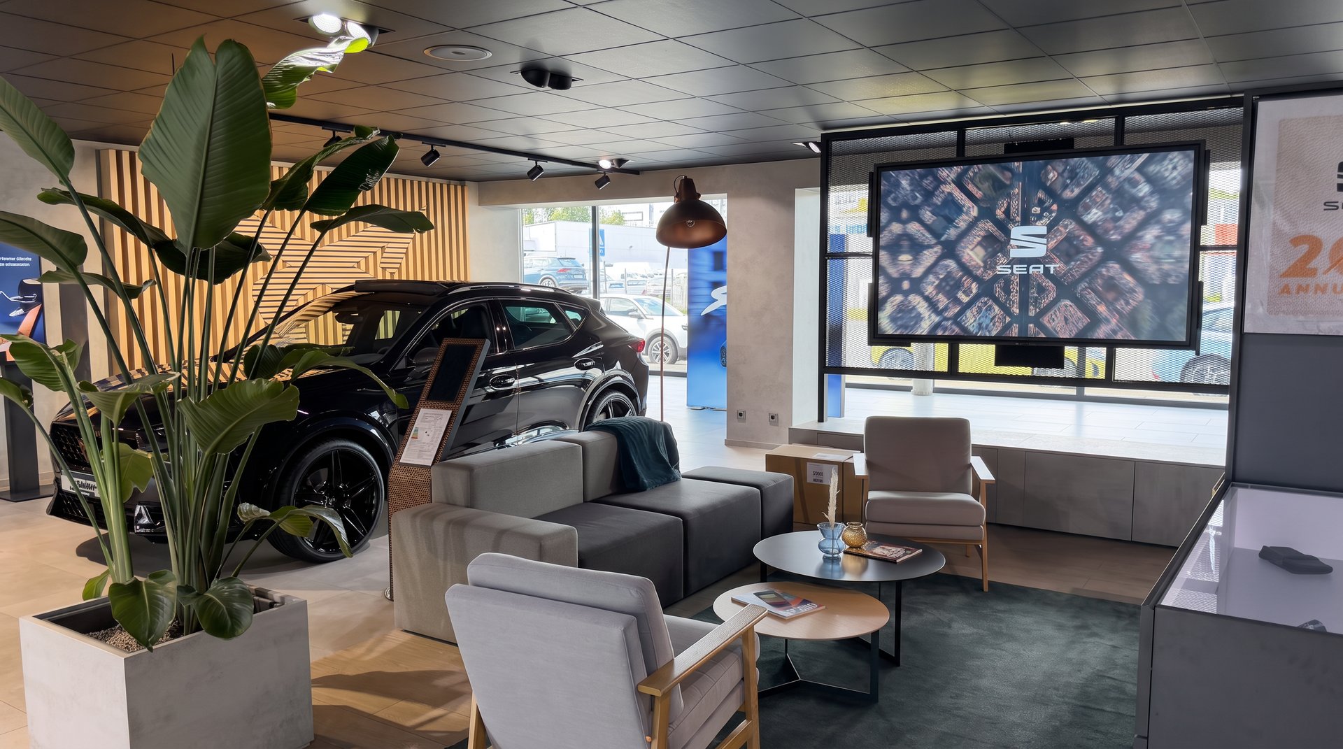 Seat-Lounge im Auto Emotion Showroom mit Sitzbereich und Präsentationswand