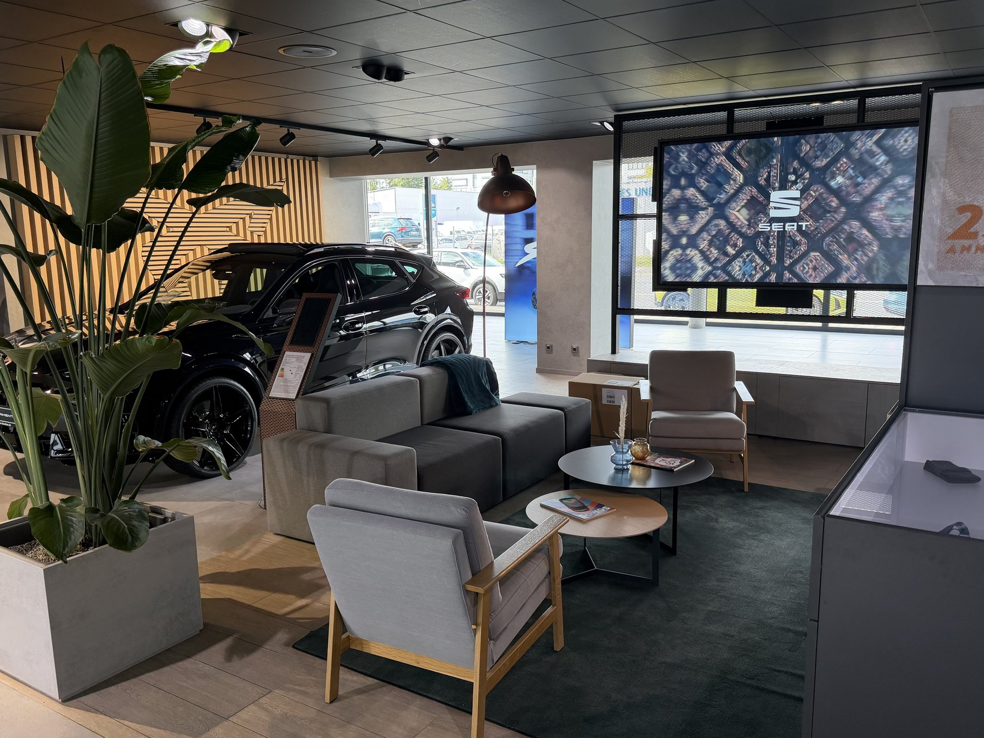 Lounge-Bereich für Kunden mit Sitzgelegenheiten