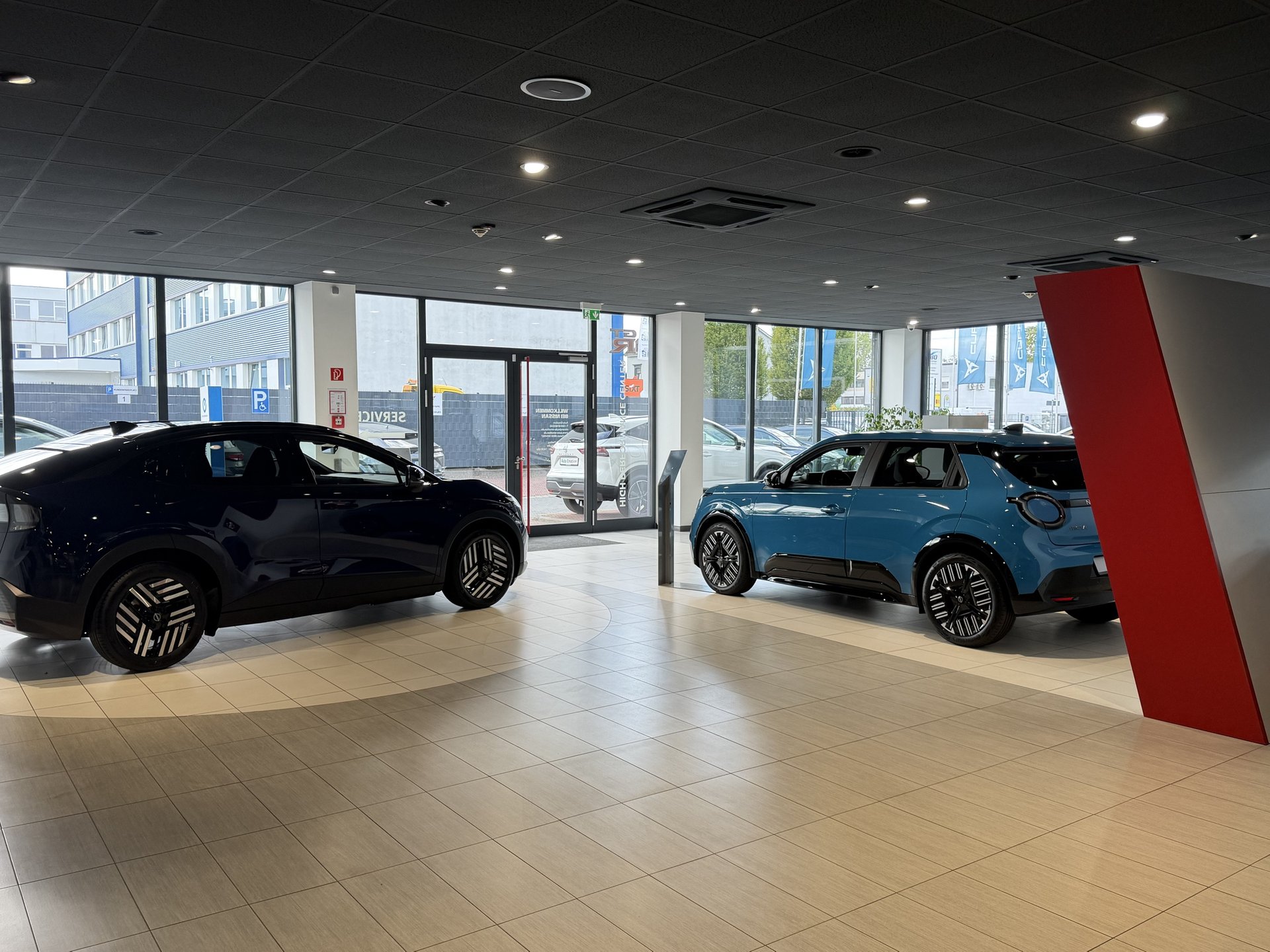 Nissan Elektromodelle im Showroom-Eingangsbereich