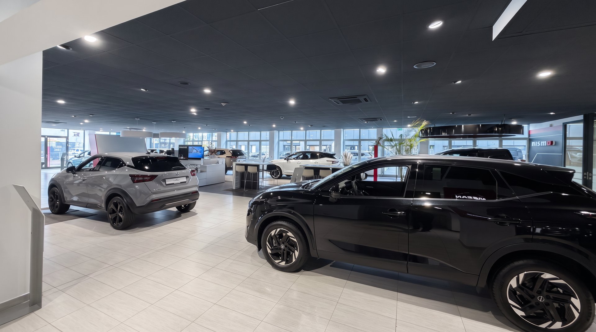 Nissan-Ausstellungsfläche bei Auto Emotion mit mehreren Fahrzeugen