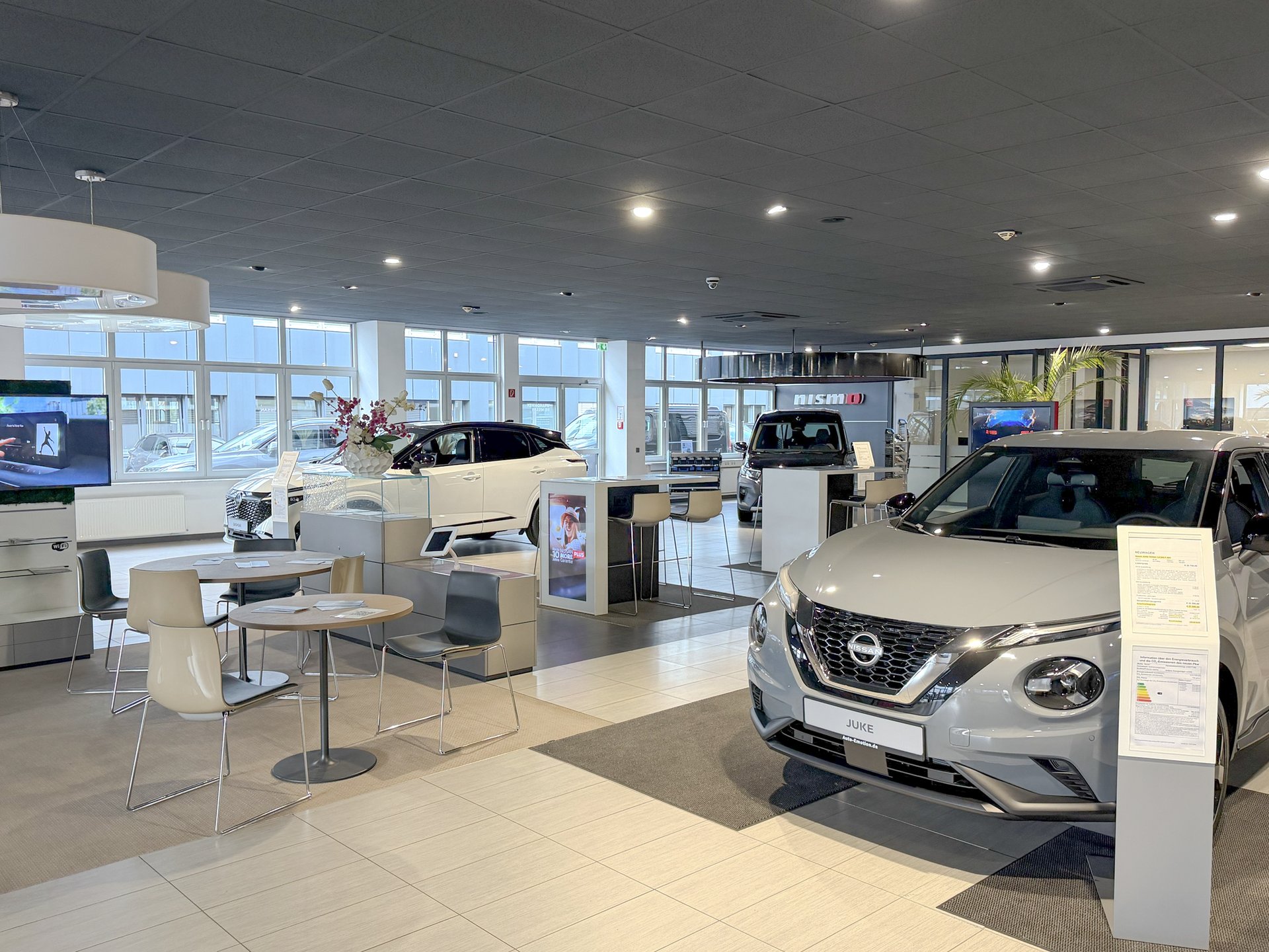 Nissan Juke mit Lounge-Bereich und NISMO-Ecke im Showroom