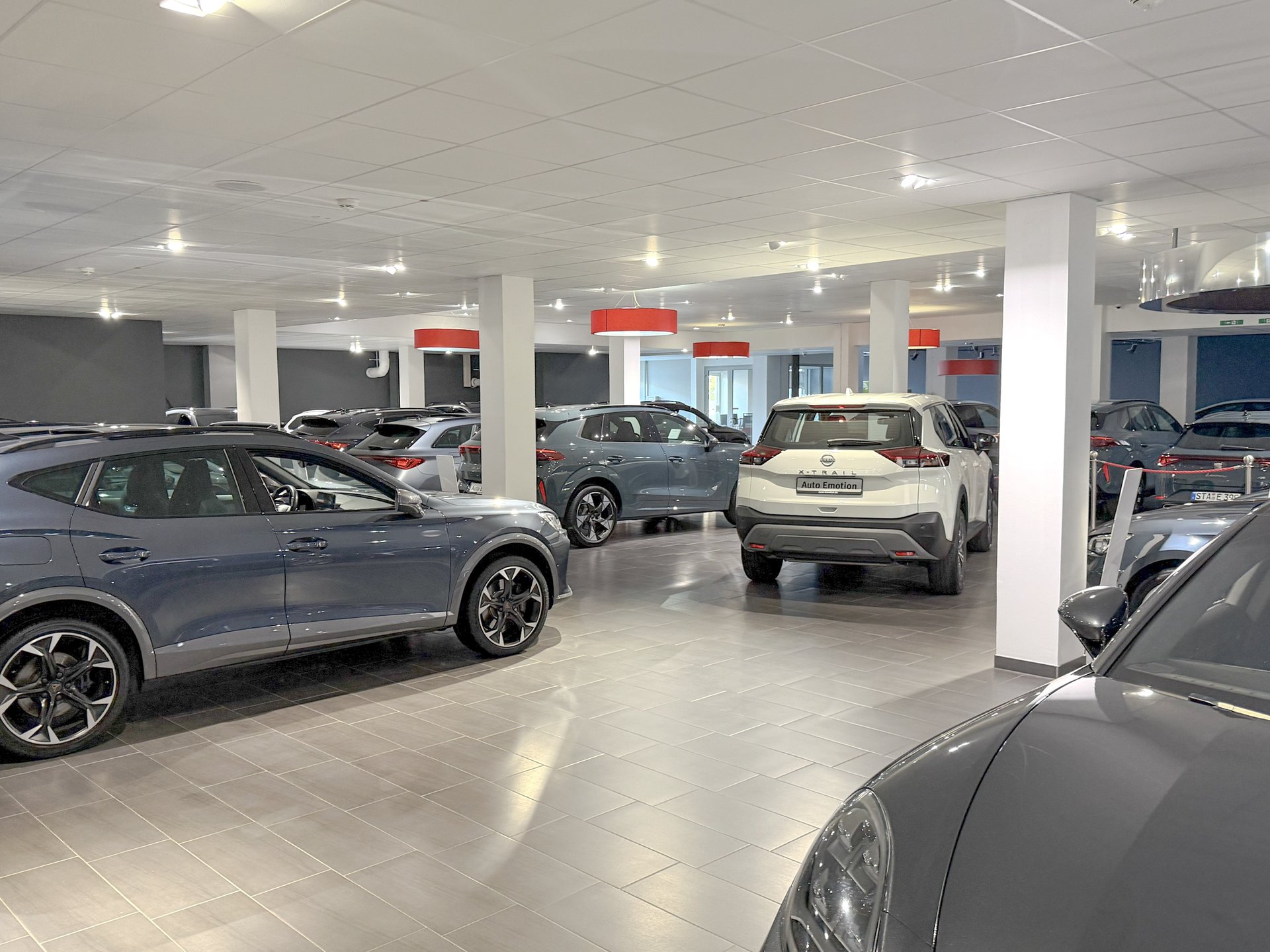 Fahrzeugausstellung im Untergeschoss bei Auto Emotion